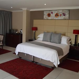 Airport Gardens Boutique Hotel